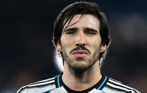 开云APP-记者：曼联想买左边卫 中场目标吉马良斯、托纳利不太会同时离队