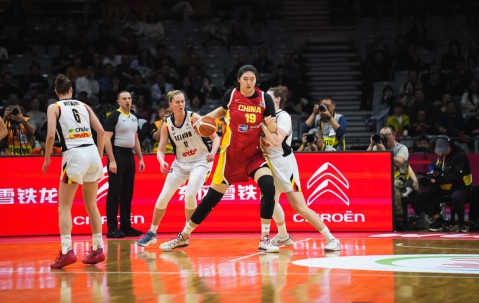 轰20+11！中国女篮18岁2米26新星蜕变：正负值+9，宫鲁鸣没看错她