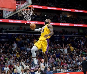 过去一个月詹姆斯末节总得分88分&amp;联盟第4 总助攻23次&amp;联盟第4